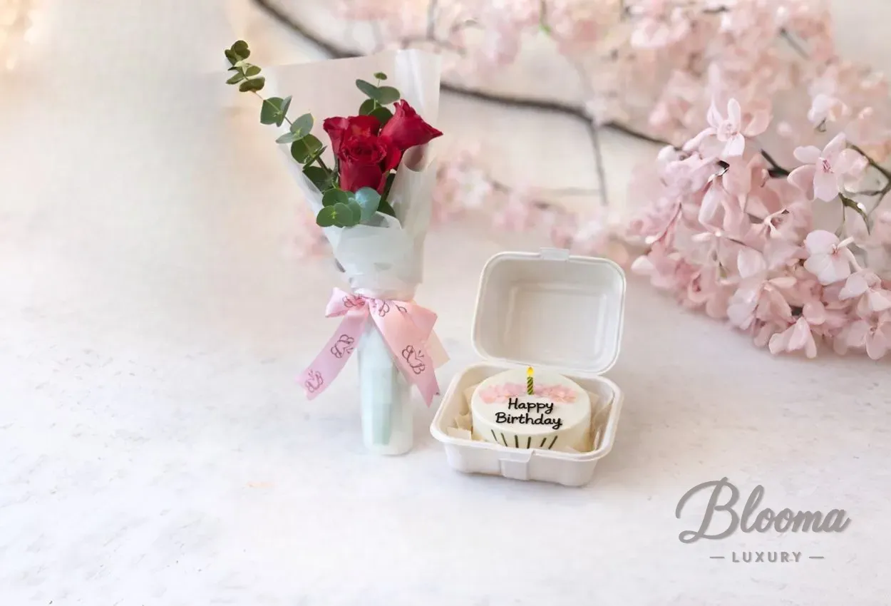 Combo No.50 - Small Cake For 1 Or 2 Persons With Bouquet